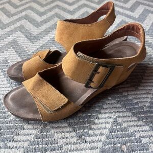Taos High Society Suede Wedges Sandals Size 40 EU or 9-9.5 US